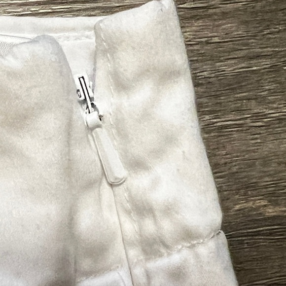 Lilly Pulitzer New without tags White Shorts with Gold Buttons - Picture 4 of 8